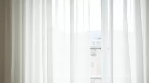 Białe firanki do salonu nowoczesne