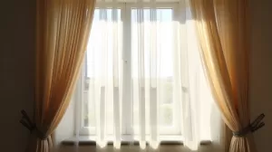 Jakie karnisze do salonu